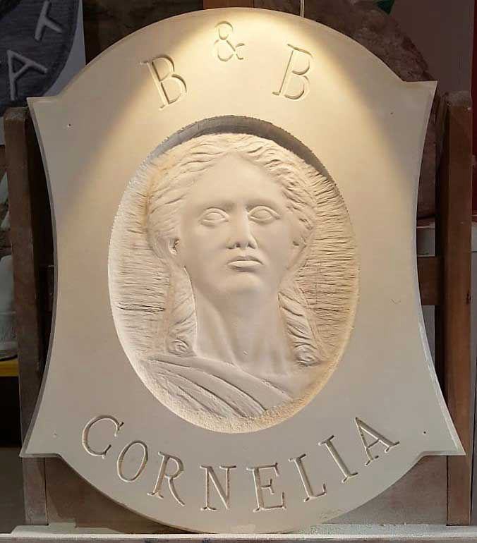 Cornelia basso rilievo